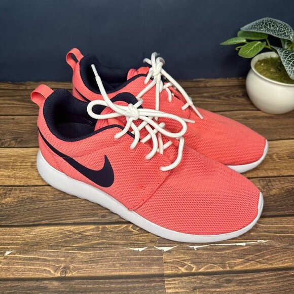Nike Women's Roshe One Running Shoes NWT *IN BOX* Size 6 (Sea Coral/Navy-White) - Picture 1 of 10